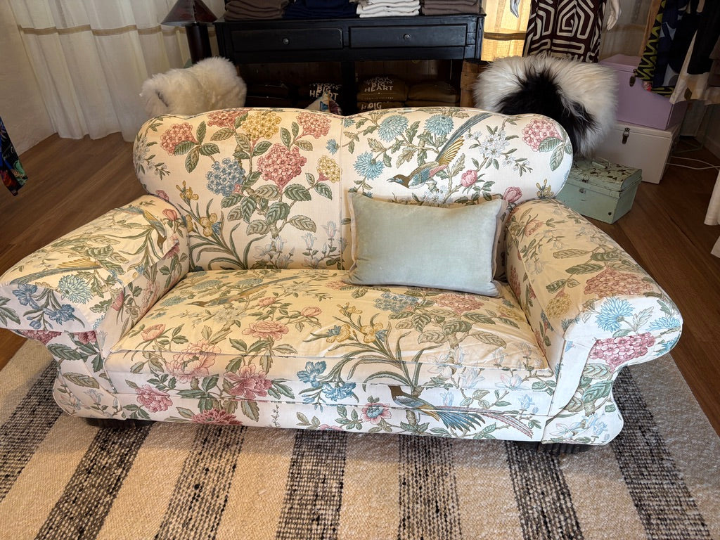 VINTAGE FLORAL COUCH