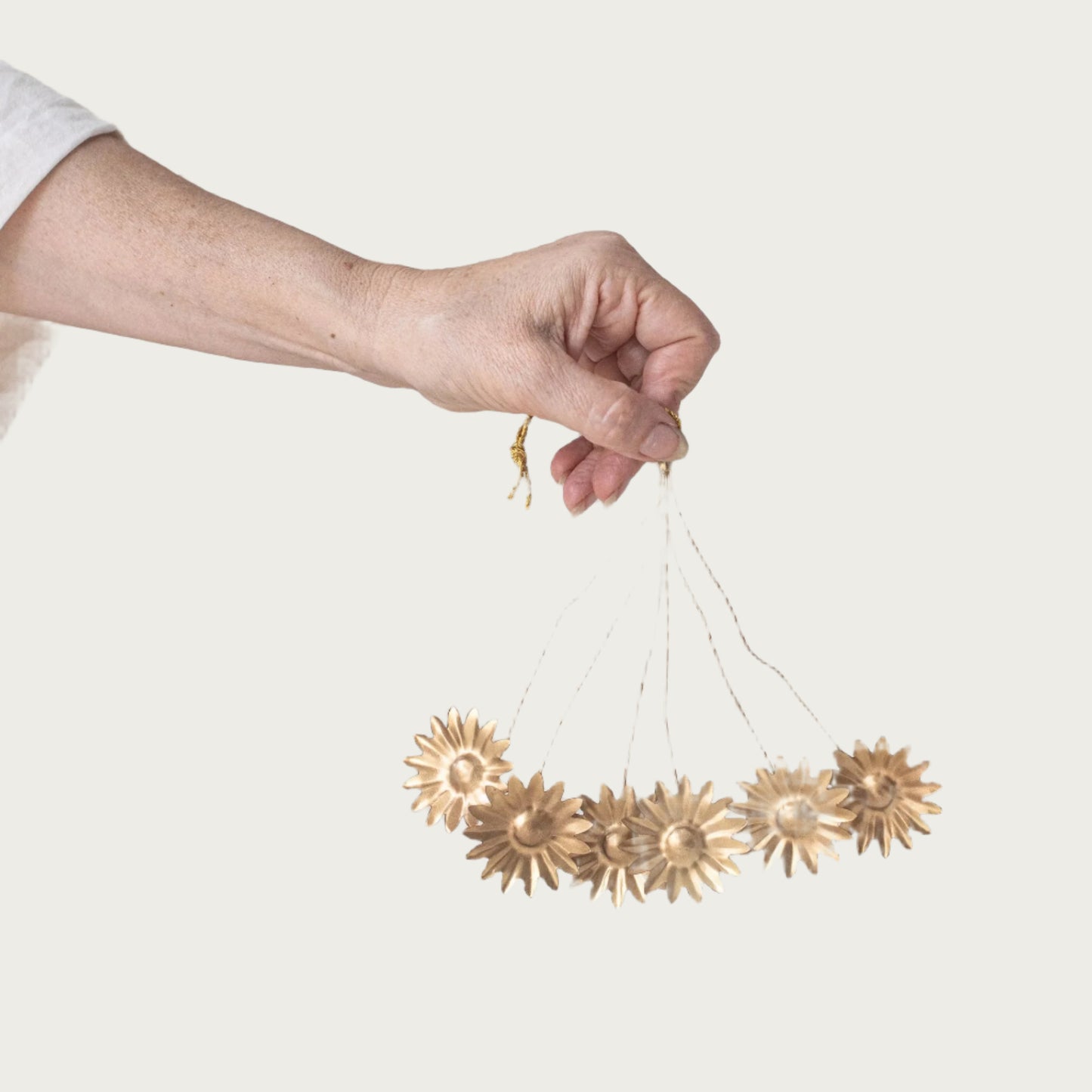 FLORAL DAISY HANGING ORNAMENT