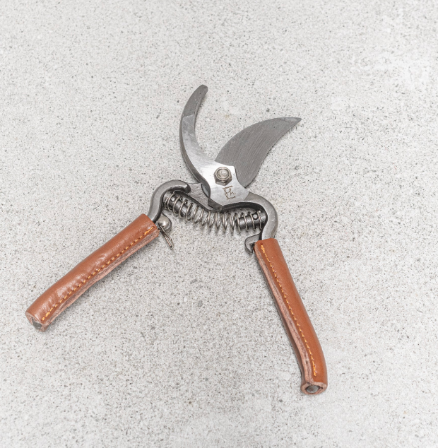 SECATUERS LEATHER  HANDLE