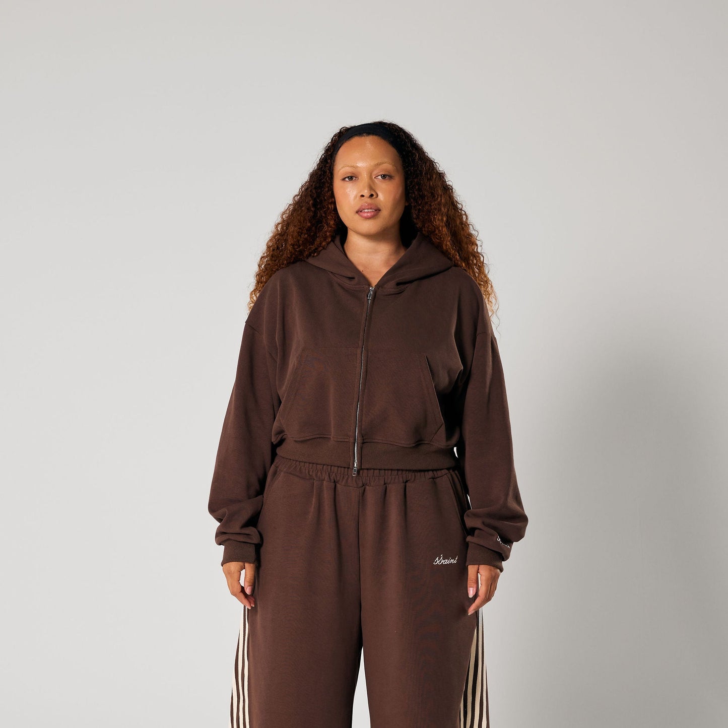 SŚAINT CROPPED HOODIE – BROWN